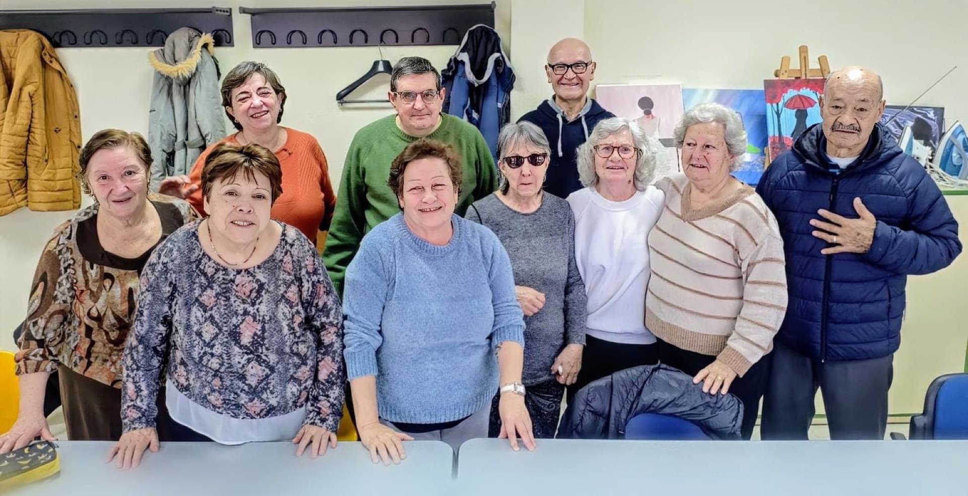 Grupo de personas mayores posando en un encuentro de Accem