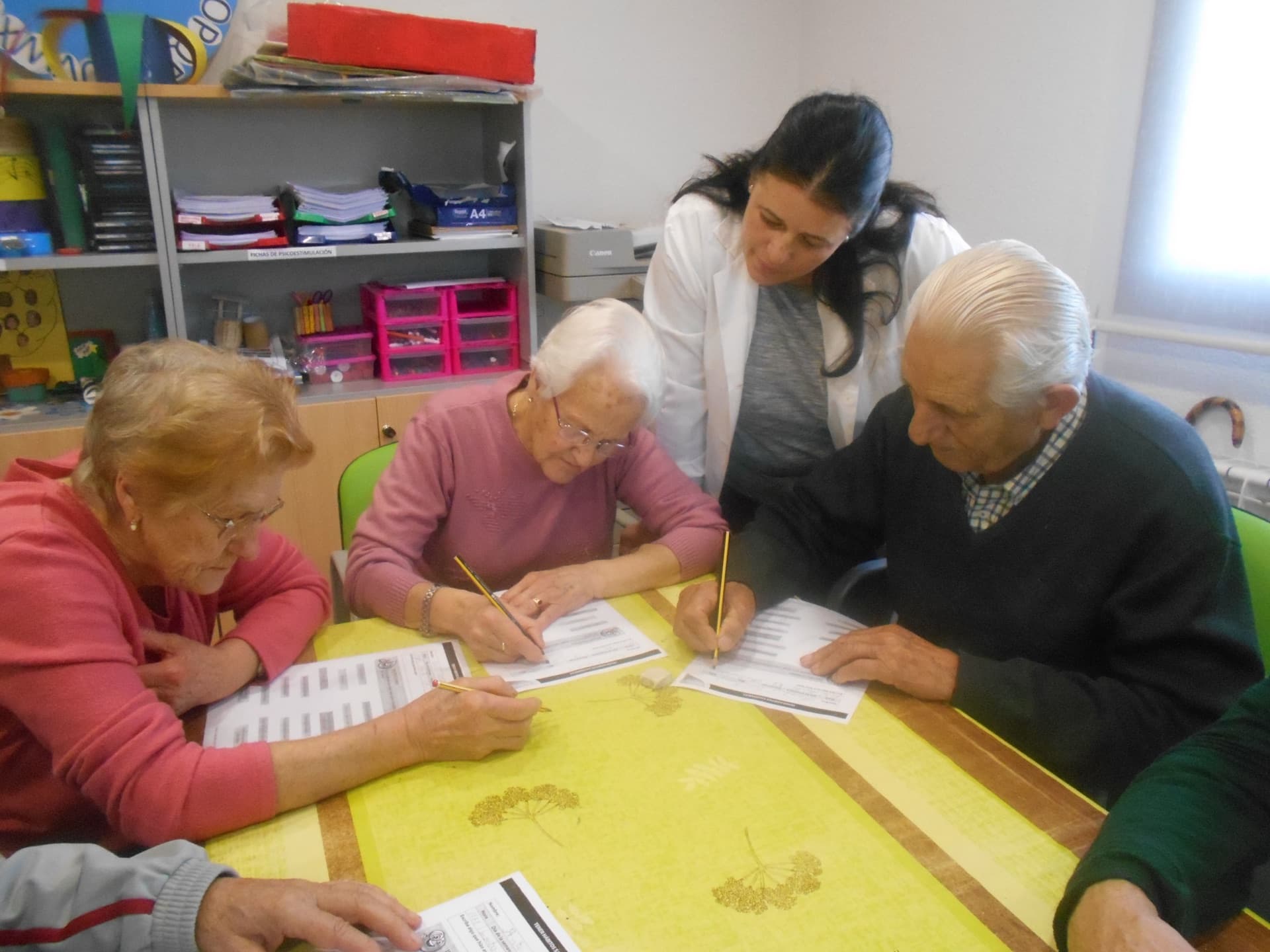 Personas mayores participando en un taller junto a una profesional de Accem