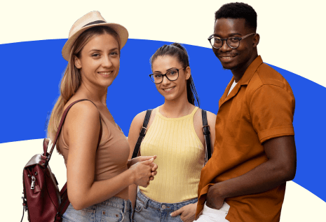 Tres jóvenes sonriendo, imagen del programa Contigo