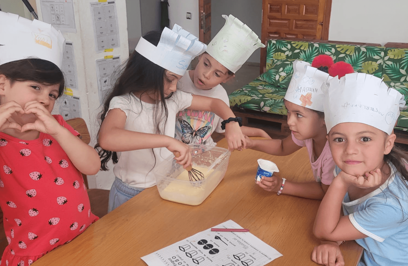 Cerca de 700 niños, niñas y adolescentes disfrutan de las colonias urbanas de CaixaProinfancia en Andalucía